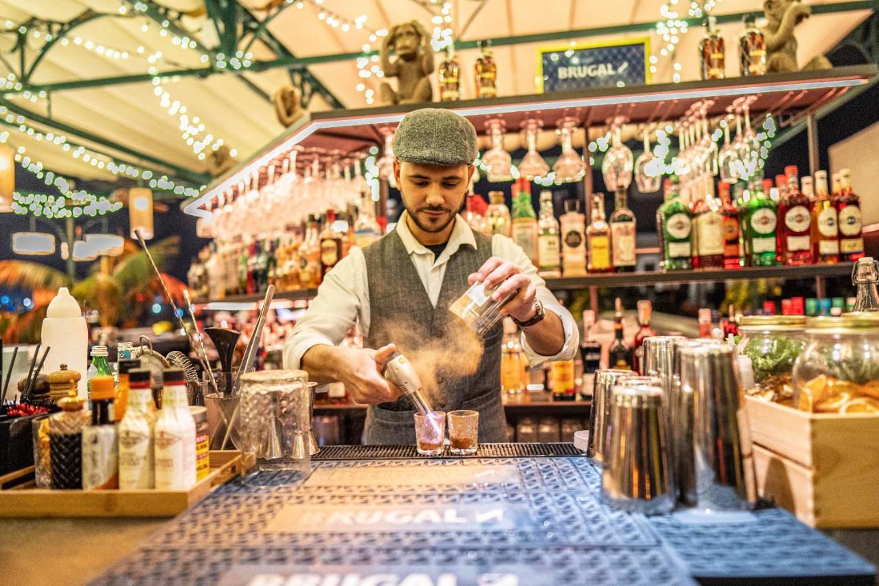Hotel Lobby Севилья Экстерьер фото A bartender at work