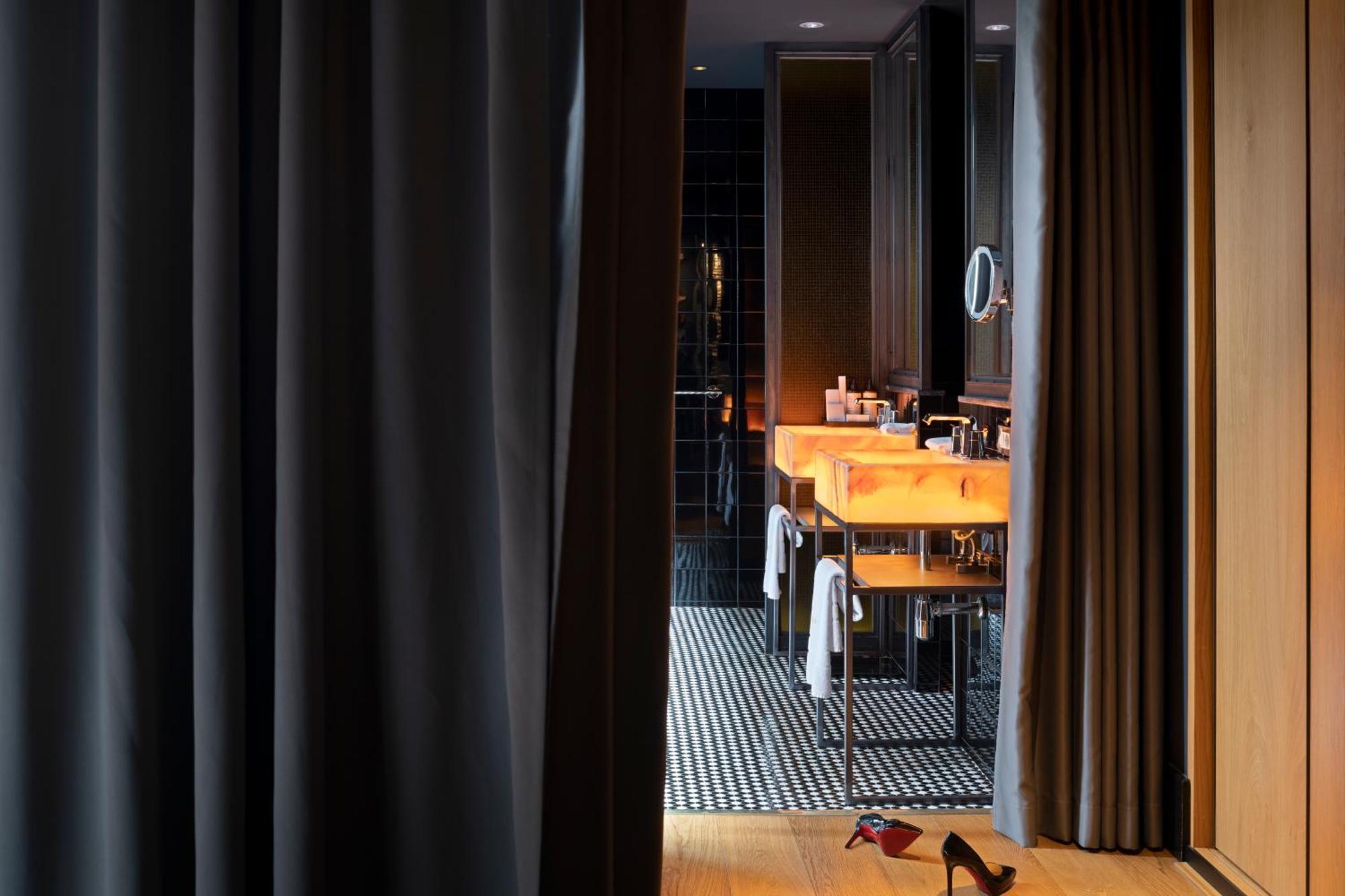 Hotel Lobby Севилья Экстерьер фото Bathroom
