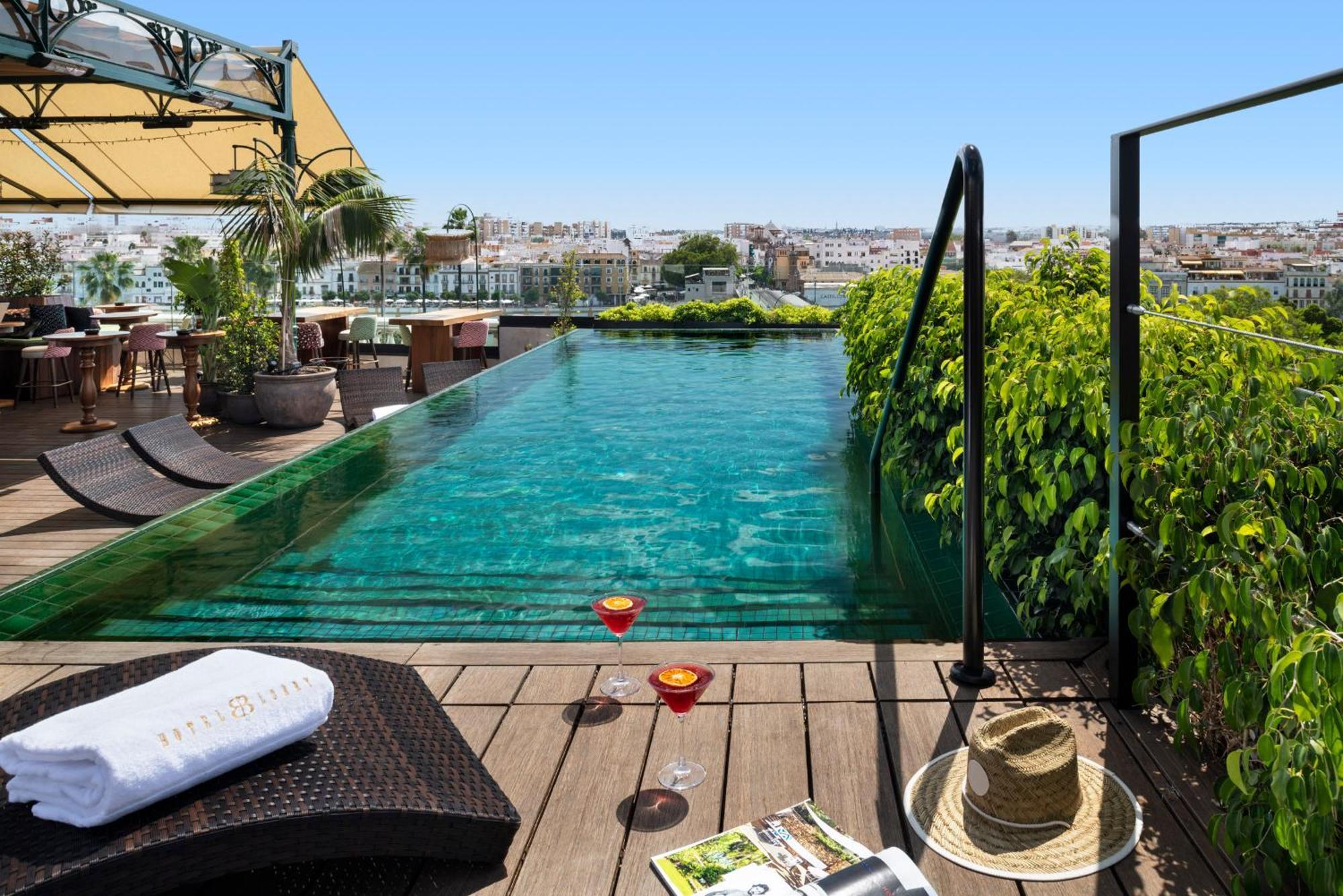 Hotel Lobby Севилья Экстерьер фото Rooftop pool