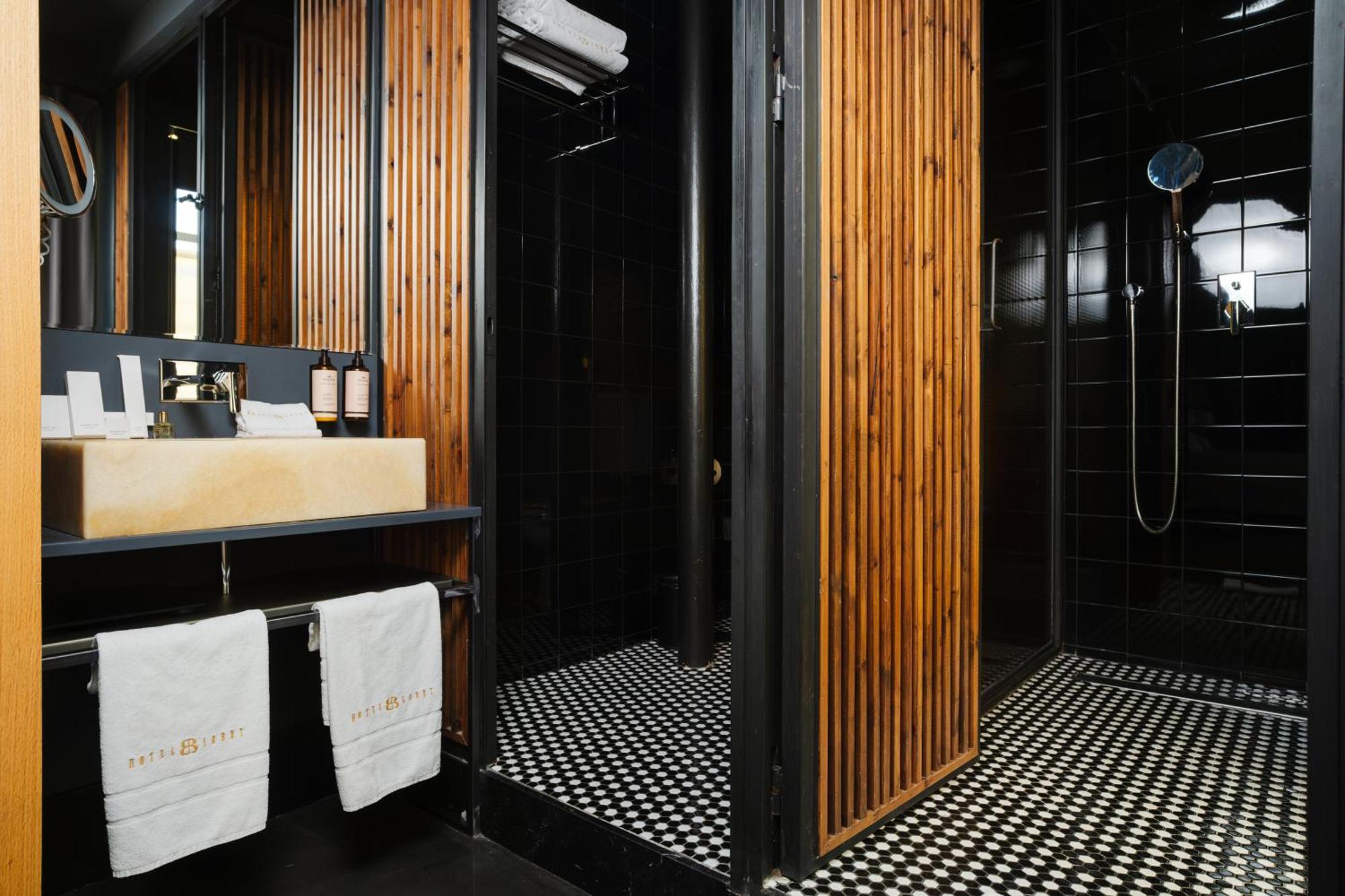Hotel Lobby Севилья Экстерьер фото Bathroom