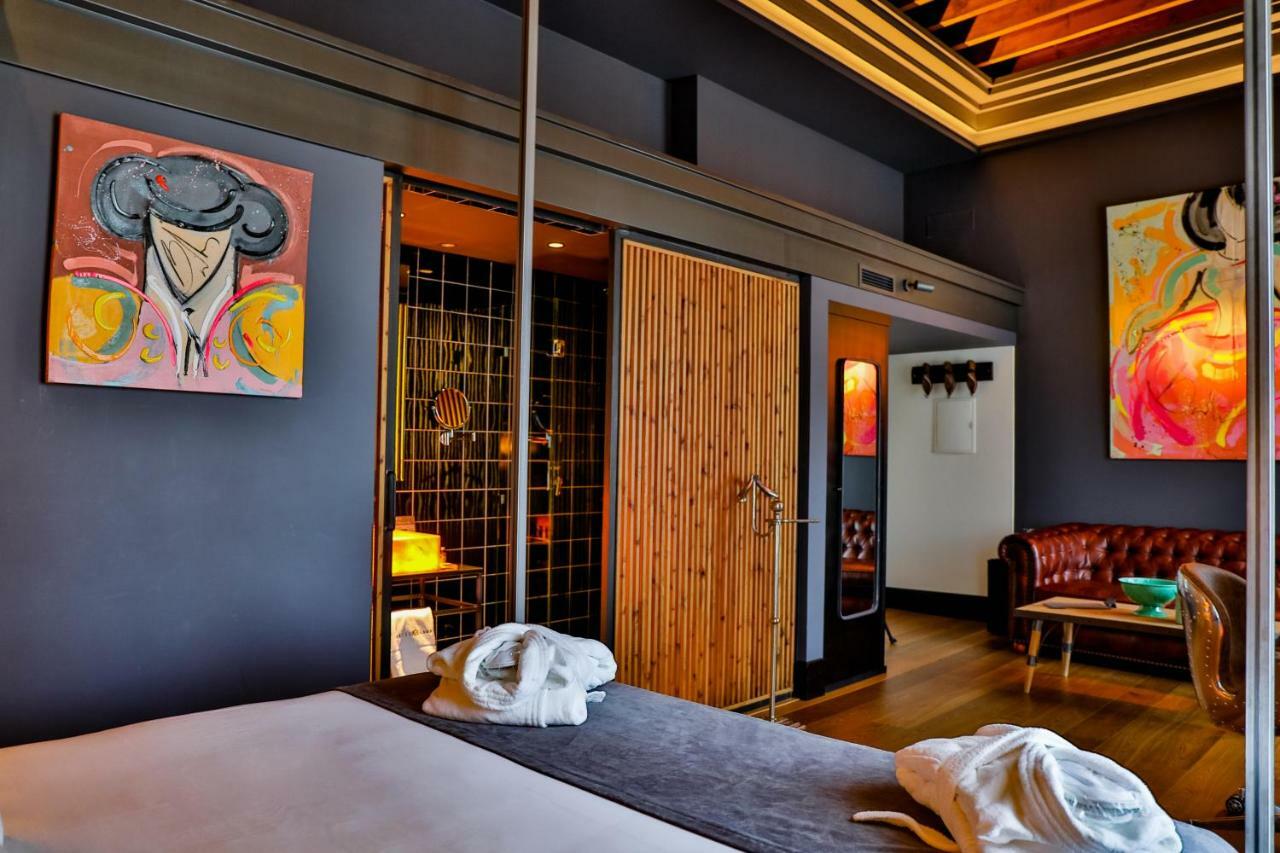 Hotel Lobby Севилья Экстерьер фото A room at the hotel