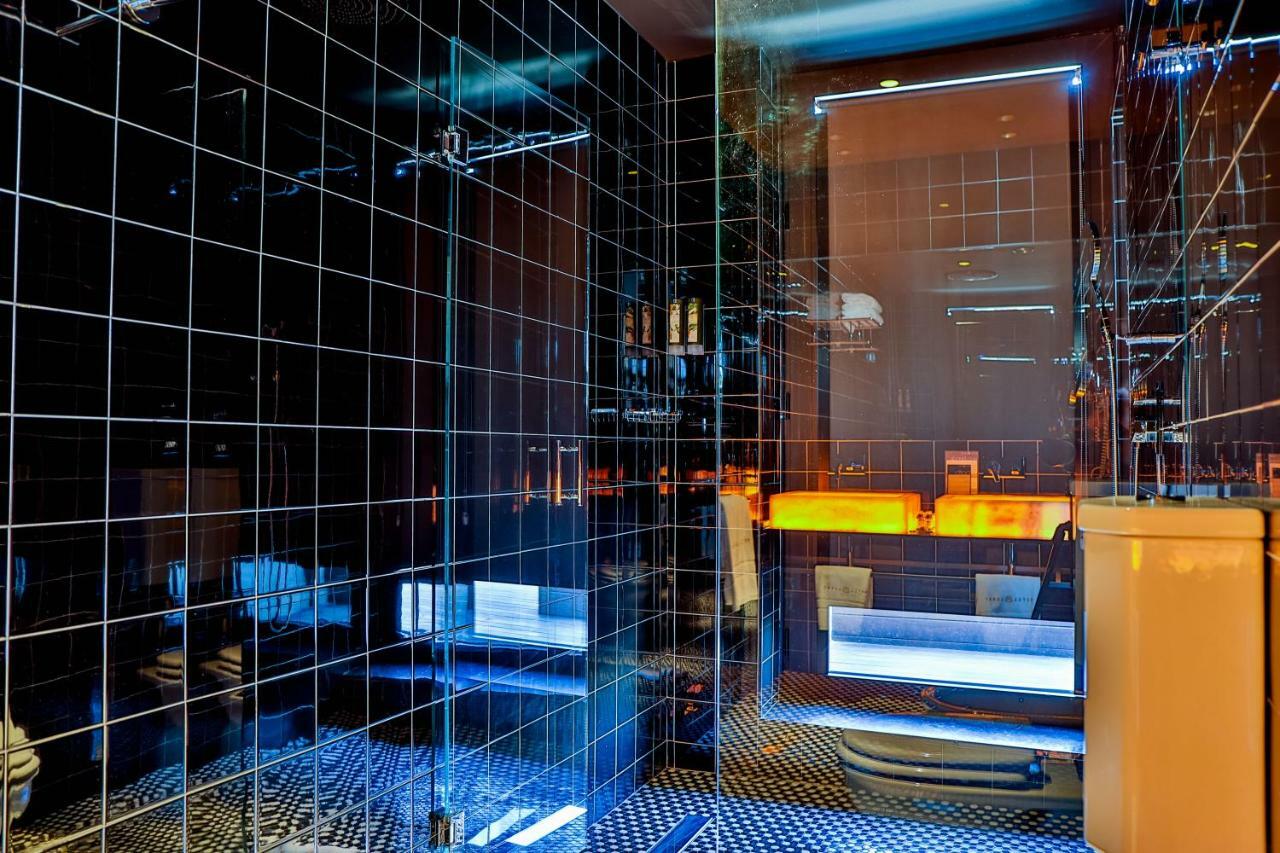 Hotel Lobby Севилья Экстерьер фото Bathroom