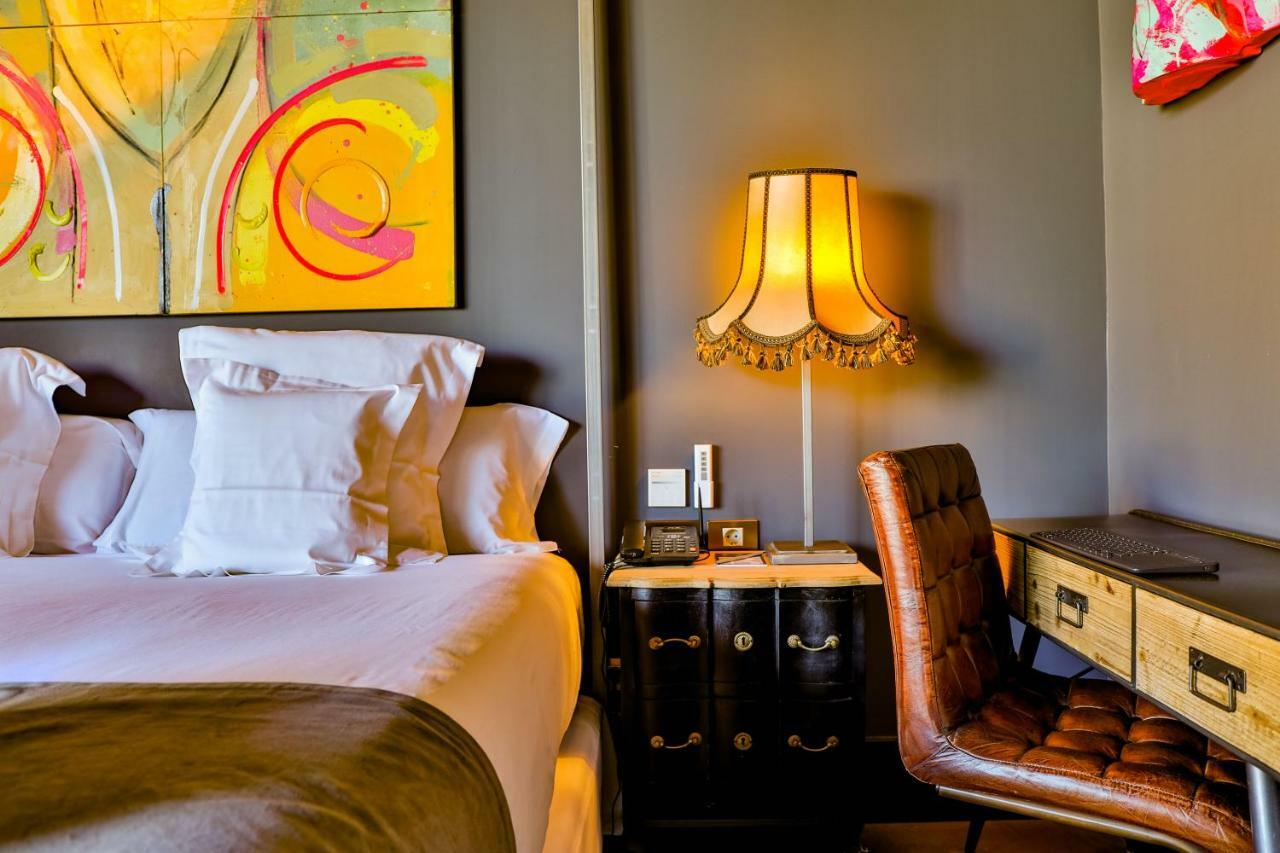 Hotel Lobby Севилья Экстерьер фото A bedroom at the Hotel Indigo